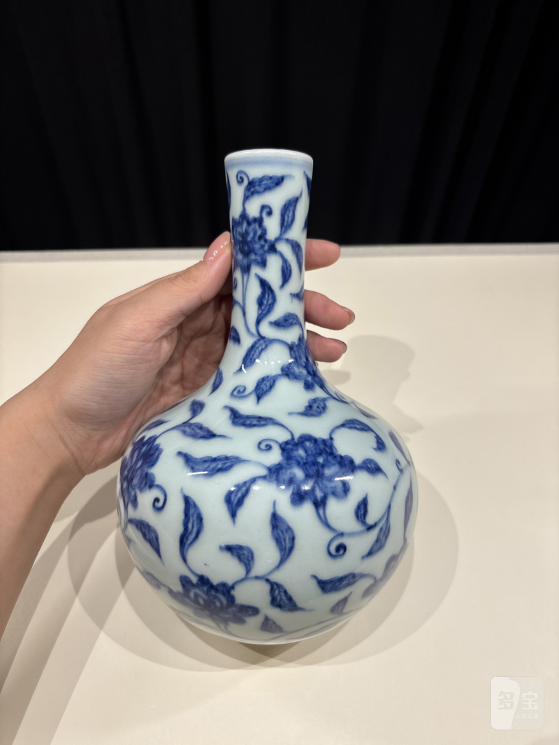 清雍正 青花缠枝花卉纹天球瓶 - 图4